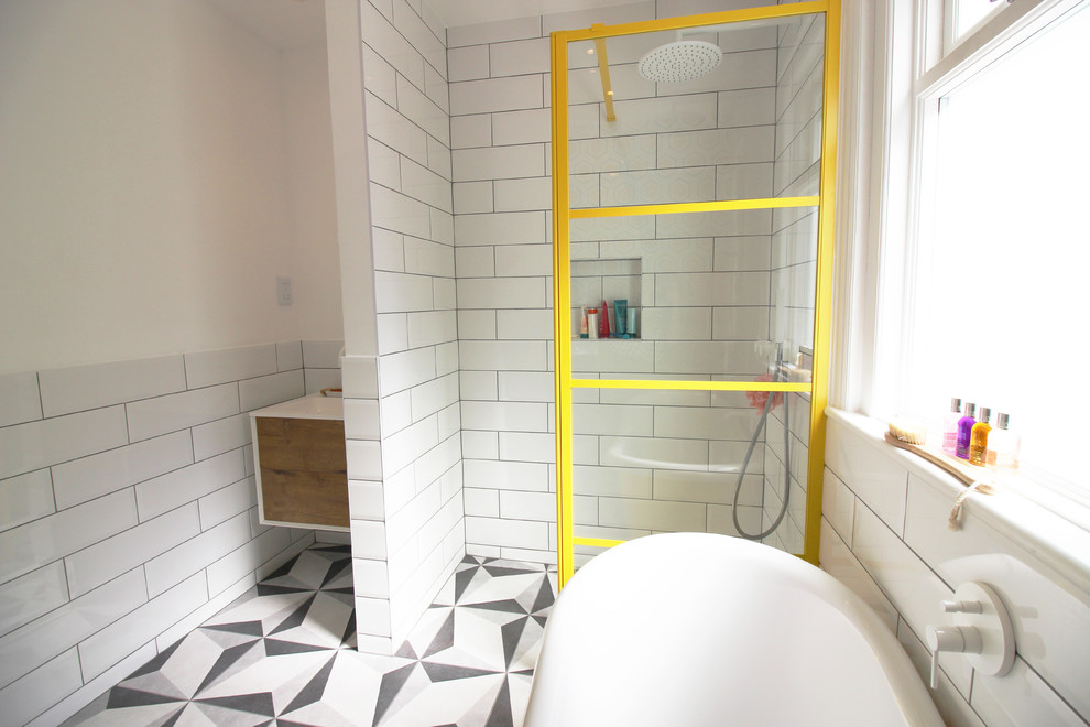 На фото: детская ванная комната с отдельно стоящей ванной, открытым душем и открытым душем