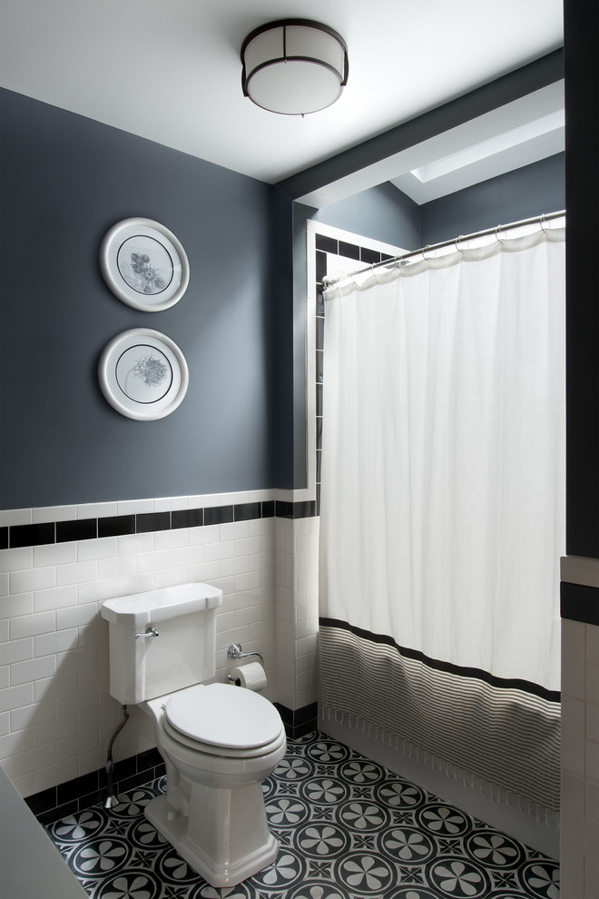 Bild på ett mellanstort lantligt en-suite badrum, med ett undermonterad handfat, skåp i shakerstil, vita skåp, bänkskiva i kvarts, ett badkar i en alkov, en dusch/badkar-kombination, en toalettstol med separat cisternkåpa, flerfärgad kakel, cementkakel, betonggolv och svarta väggar