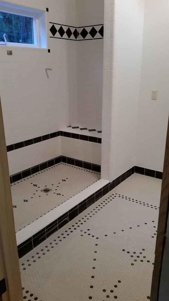 Свежая идея для дизайна: главная ванная комната среднего размера в стиле кантри с душем в нише, черной плиткой, черно-белой плиткой, белой плиткой, плиткой кабанчик, белыми стенами, полом из керамической плитки, разноцветным полом и открытым душем - отличное фото интерьера