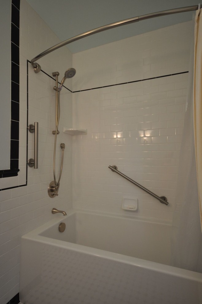 Exempel på ett mellanstort klassiskt badrum med dusch, med ett badkar i en alkov, en dusch/badkar-kombination, en toalettstol med separat cisternkåpa, svart och vit kakel, tunnelbanekakel, blå väggar, klinkergolv i keramik och ett piedestal handfat