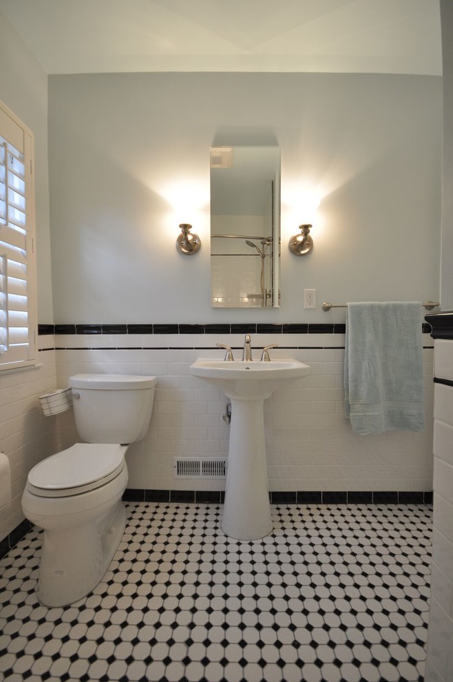 ワシントンD.C.にある中くらいなトランジショナルスタイルのおしゃれなバスルーム (浴槽なし) (アルコーブ型浴槽、シャワー付き浴槽	、分離型トイレ、モノトーンのタイル、サブウェイタイル、青い壁、セラミックタイルの床、ペデスタルシンク) の写真