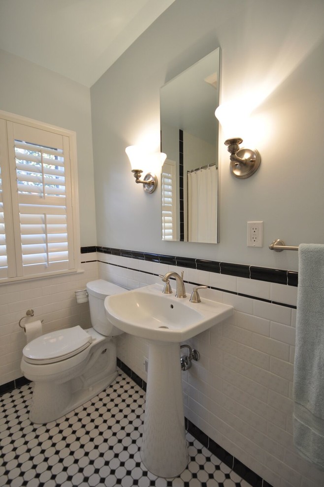 Foto på ett mellanstort vintage badrum med dusch, med ett badkar i en alkov, en dusch/badkar-kombination, en toalettstol med separat cisternkåpa, svart och vit kakel, tunnelbanekakel, blå väggar, klinkergolv i keramik och ett piedestal handfat