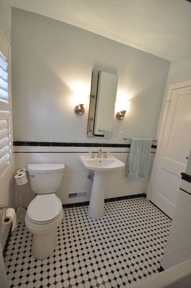 На фото: ванная комната среднего размера в стиле неоклассика (современная классика) с ванной в нише, душем над ванной, раздельным унитазом, черно-белой плиткой, плиткой кабанчик, синими стенами, полом из керамической плитки, душевой кабиной и раковиной с пьедесталом