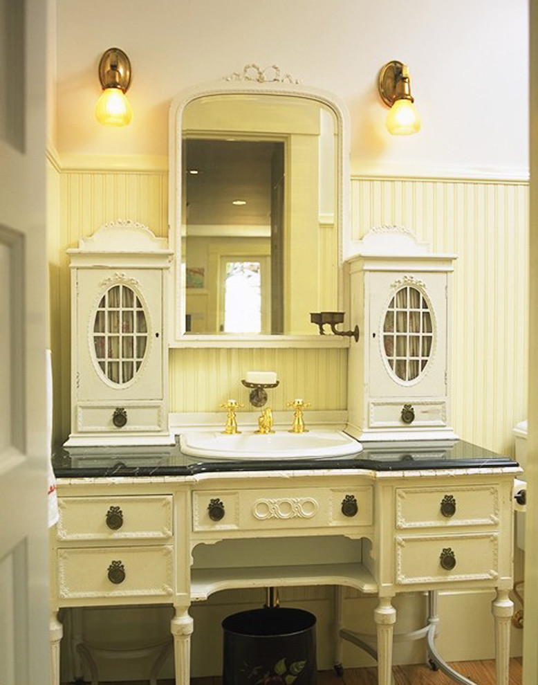 Esempio di una stanza da bagno padronale classica di medie dimensioni con top in marmo, consolle stile comò, ante bianche e pareti gialle