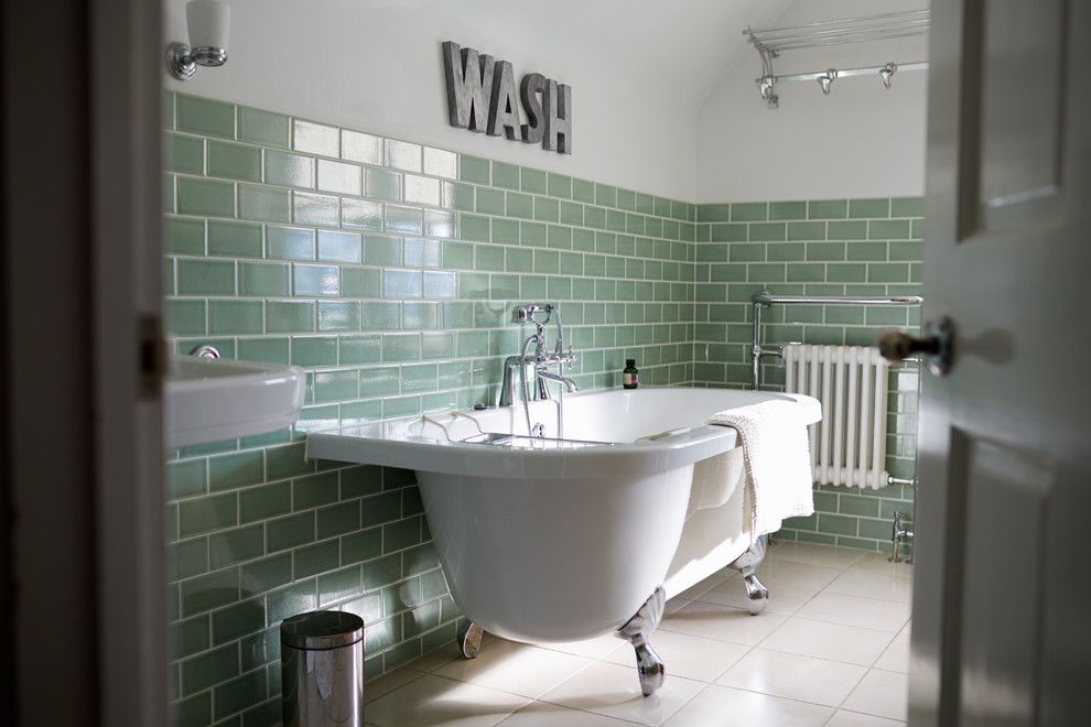 アデレードにあるシャビーシック調のおしゃれな浴室の写真