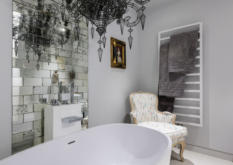Источник вдохновения для домашнего уюта: большая главная ванная комната в стиле фьюжн с серыми стенами, полом из керамической плитки, отдельно стоящей ванной и бежевым полом