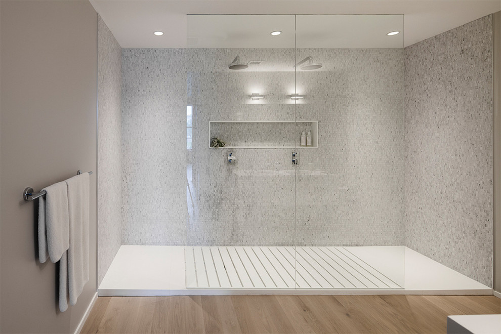 Idéer för stora funkis en-suite badrum, med en dubbeldusch, grå kakel, mosaik, grå väggar och ljust trägolv