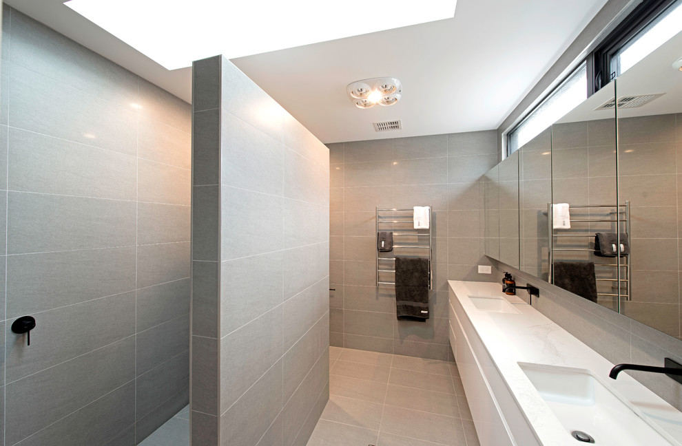 На фото: ванная комната в современном стиле с открытым душем с