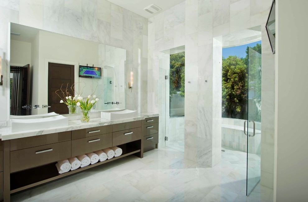 Modernes Badezimmer mit flächenbündigen Schrankfronten, braunen Schränken, offener Dusche, weißen Fliesen und Falttür-Duschabtrennung in Orlando