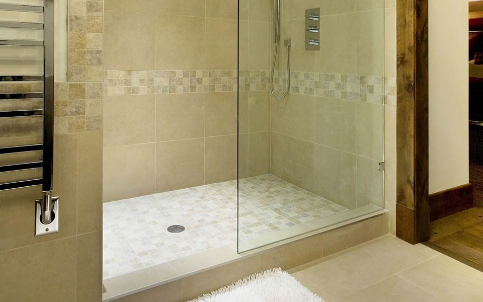 Idee per un'ampia stanza da bagno padronale chic con doccia aperta, piastrelle beige, piastrelle in gres porcellanato e pavimento in gres porcellanato