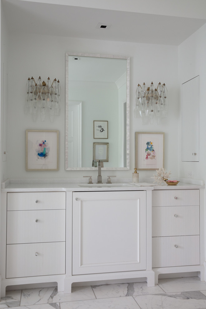 Esempio di una grande stanza da bagno padronale tradizionale con ante lisce, ante bianche, pareti bianche, pavimento in marmo, lavabo da incasso, top in marmo, pavimento bianco e top bianco