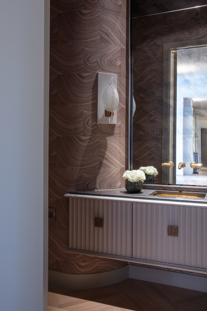 Imagen de cuarto de baño tradicional grande con puertas de armario grises, paredes multicolor, suelo de madera en tonos medios, aseo y ducha, lavabo encastrado, encimera de esteatita, suelo beige y encimeras marrones