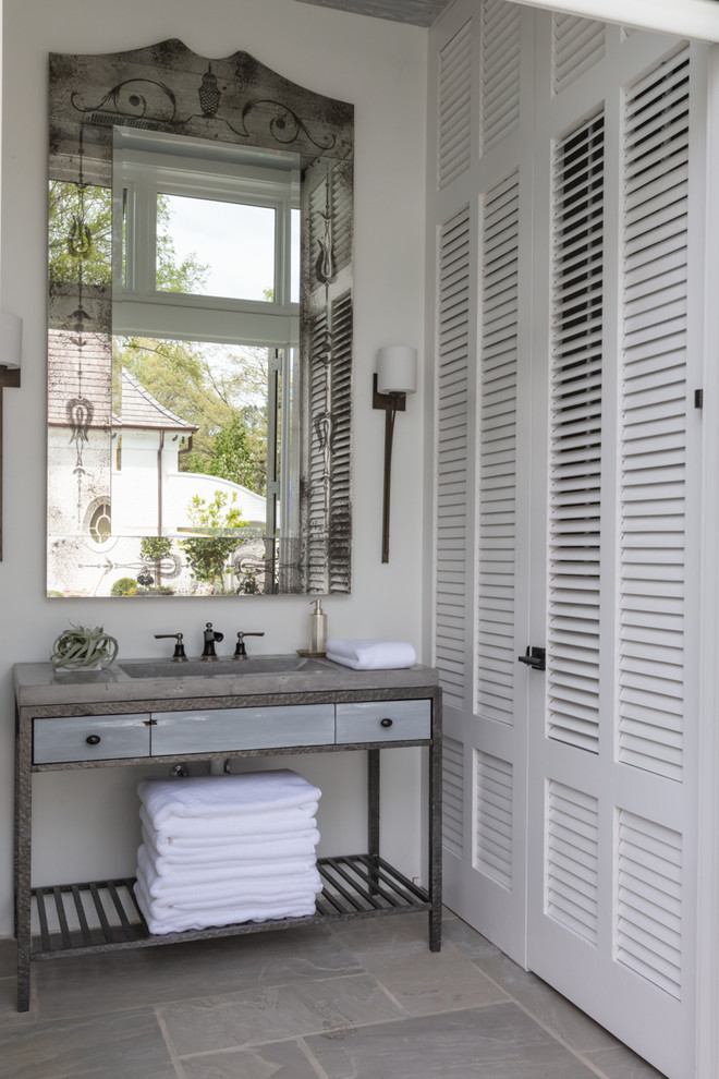 Idee per una stanza da bagno tradizionale con ante grigie, pareti bianche, lavabo integrato, pavimento grigio e top grigio