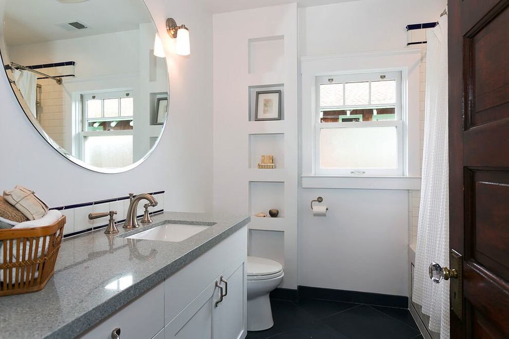 Стильный дизайн: маленькая ванная комната в стиле неоклассика (современная классика) с фасадами в стиле шейкер, белыми фасадами, ванной в нише, душем над ванной, унитазом-моноблоком, белой плиткой, керамической плиткой, белыми стенами, темным паркетным полом, душевой кабиной, врезной раковиной, столешницей из гранита, коричневым полом, шторкой для ванной и белой столешницей для на участке и в саду - последний тренд