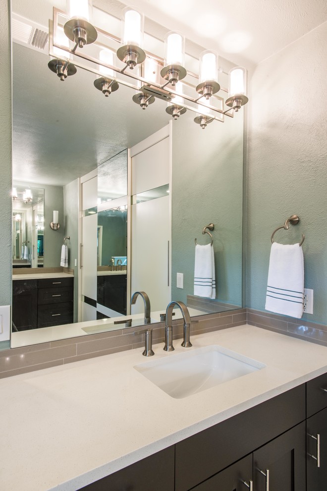 Großes Modernes Badezimmer En Suite mit Schrankfronten mit vertiefter Füllung, dunklen Holzschränken, Eckdusche, beigen Fliesen, grüner Wandfarbe, Keramikboden und Granit-Waschbecken/Waschtisch in Dallas