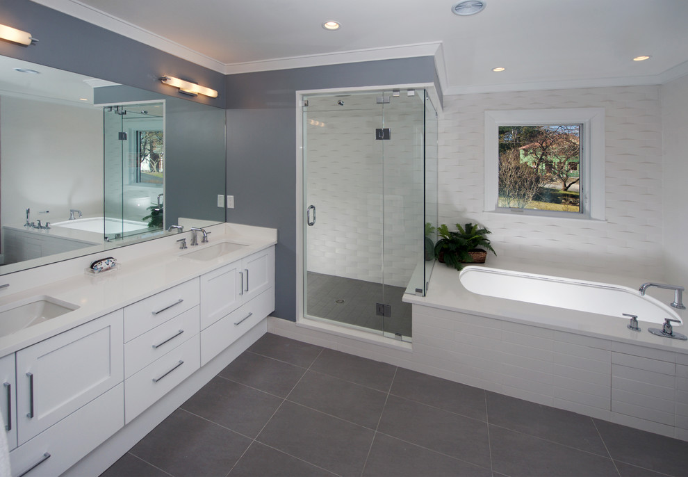 Inspiration för mellanstora moderna en-suite badrum, med skåp i shakerstil, vita skåp, ett undermonterat badkar, en dusch i en alkov, blå väggar, ett undermonterad handfat, bänkskiva i kvarts och dusch med gångjärnsdörr