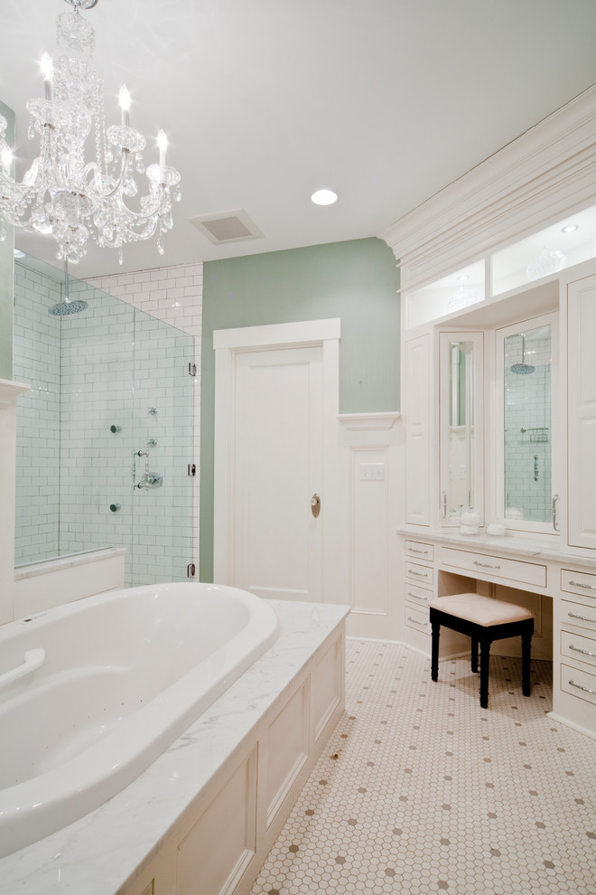 Идея дизайна: огромная главная ванная комната в классическом стиле с душем в нише, зелеными стенами, полом из мозаичной плитки, монолитной раковиной, белым полом, душем с распашными дверями и белой столешницей