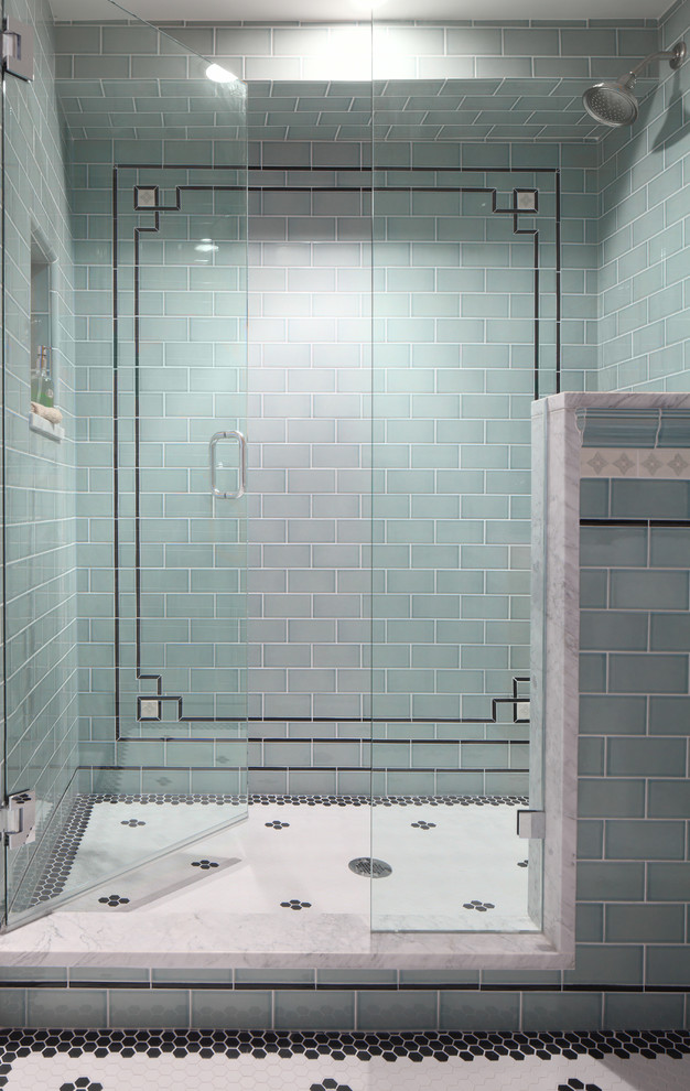 Klassisk inredning av ett litet badrum med dusch, med en dusch i en alkov, en toalettstol med separat cisternkåpa, blå kakel, vita väggar, klinkergolv i porslin, ett piedestal handfat, vitt golv och dusch med gångjärnsdörr