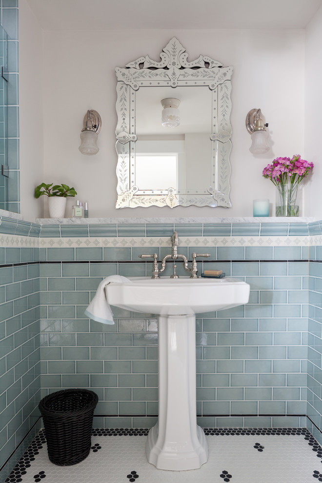Idéer för små vintage badrum med dusch, med en dusch i en alkov, en toalettstol med separat cisternkåpa, blå kakel, vita väggar, klinkergolv i porslin, ett piedestal handfat, vitt golv och dusch med gångjärnsdörr