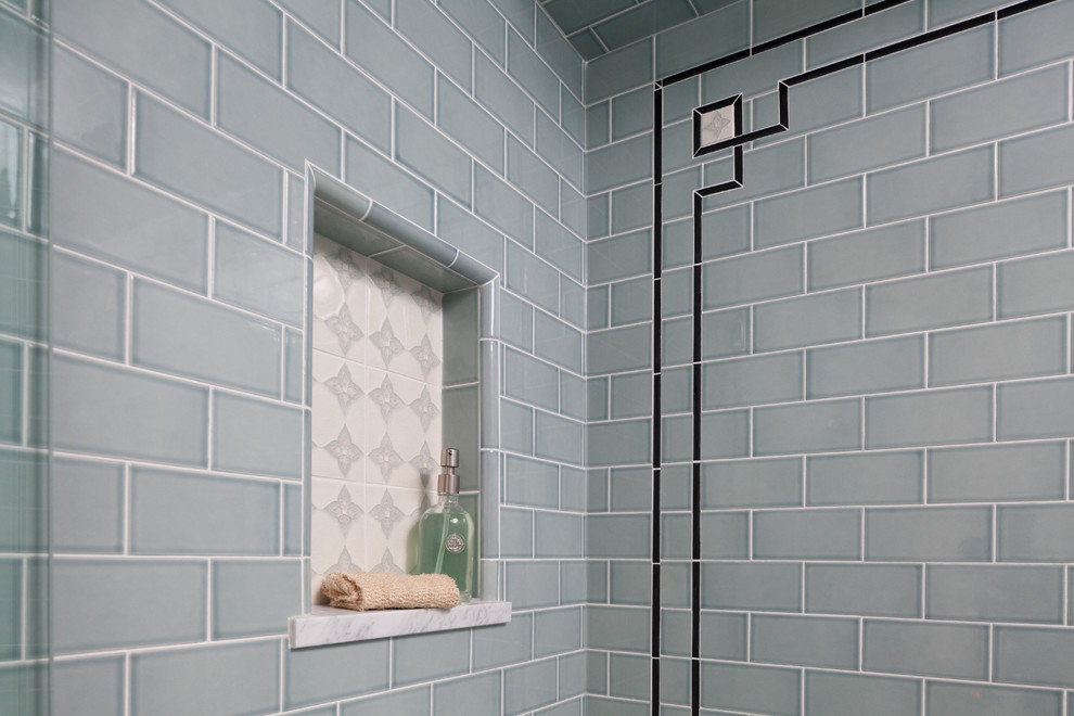 Idee per una piccola stanza da bagno con doccia tradizionale con doccia alcova, WC a due pezzi, piastrelle blu, pareti bianche, pavimento in gres porcellanato, lavabo a colonna, pavimento bianco e porta doccia a battente