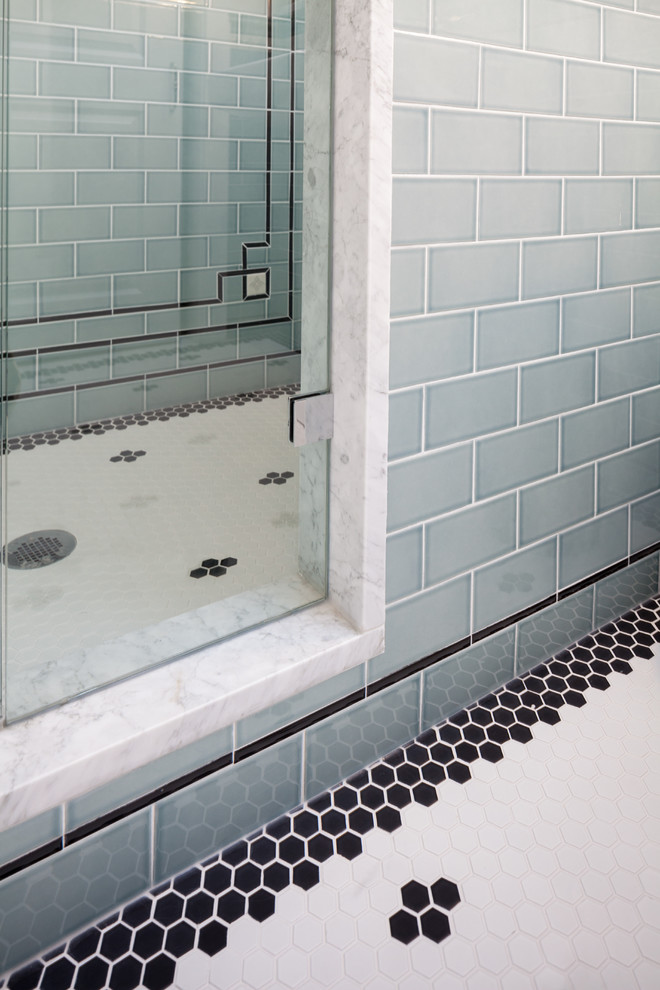 Inspiration för små klassiska badrum med dusch, med en dusch i en alkov, en toalettstol med separat cisternkåpa, blå kakel, vita väggar, klinkergolv i porslin, ett piedestal handfat, vitt golv och dusch med gångjärnsdörr
