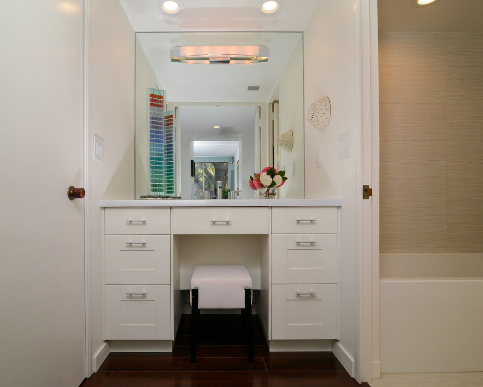 Inspiration pour une salle de bain principale design de taille moyenne avec un placard avec porte à panneau encastré, des portes de placard blanches, un mur blanc et parquet foncé.