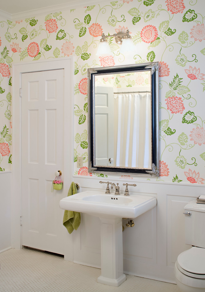 Idee per una stanza da bagno classica con lavabo a colonna, pareti multicolore e pavimento con piastrelle a mosaico