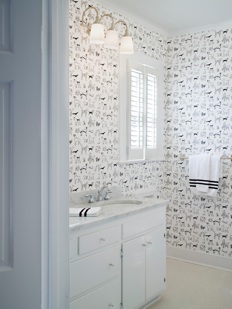 Идея дизайна: ванная комната в классическом стиле с врезной раковиной, плоскими фасадами, белыми фасадами и разноцветными стенами