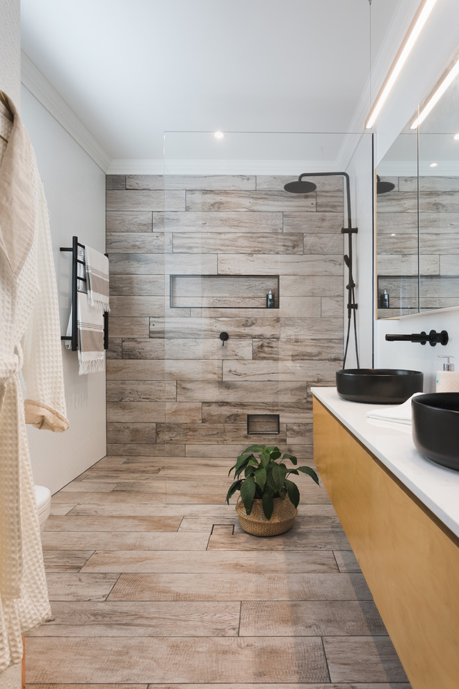 Идея дизайна: ванная комната в современном стиле с плоскими фасадами, светлыми деревянными фасадами, душем в нише, белыми стенами, душевой кабиной, настольной раковиной, бежевым полом, открытым душем и белой столешницей