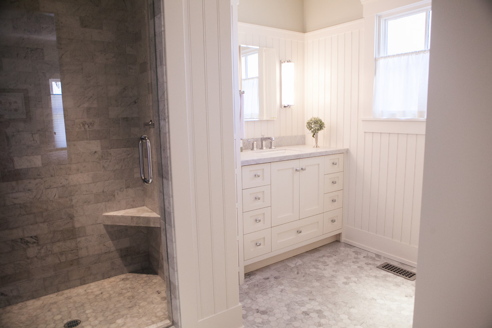 Idées déco pour une salle de bain classique de taille moyenne avec un placard à porte shaker, des portes de placard blanches, un carrelage gris, du carrelage en marbre, un mur gris, un sol en marbre, un lavabo encastré, un plan de toilette en marbre, un sol gris et une cabine de douche à porte coulissante.