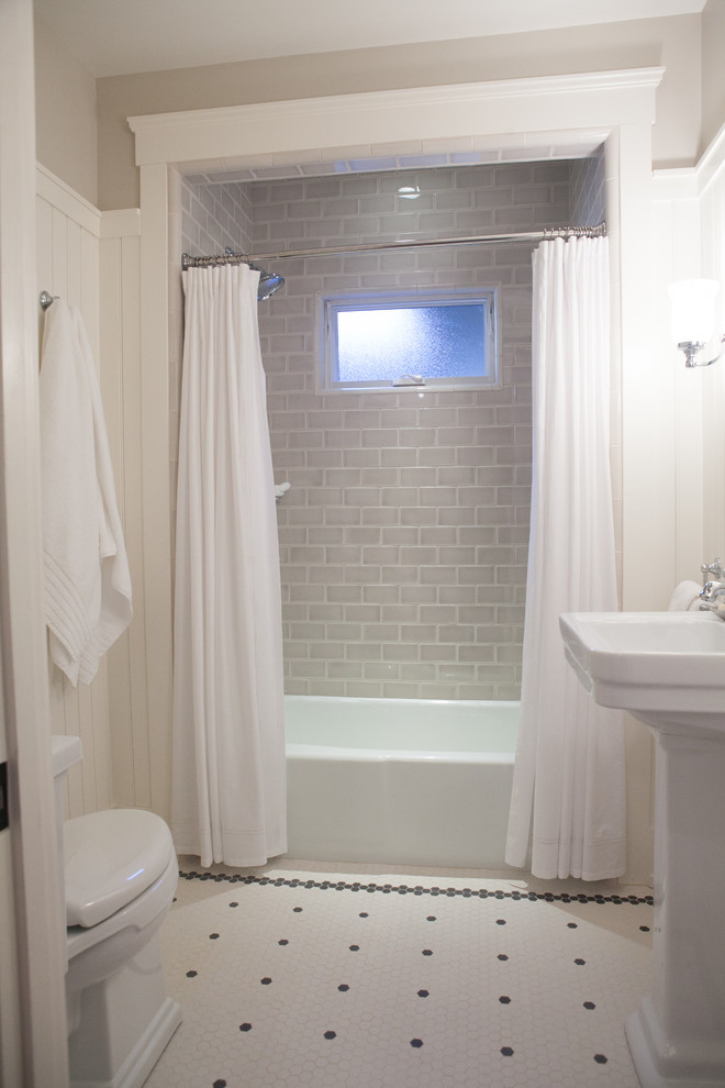Источник вдохновения для домашнего уюта: маленькая ванная комната в классическом стиле с ванной в нише, душем над ванной, унитазом-моноблоком, серой плиткой, плиткой кабанчик, бежевыми стенами, полом из керамической плитки, душевой кабиной, раковиной с пьедесталом, белым полом и шторкой для ванной для на участке и в саду