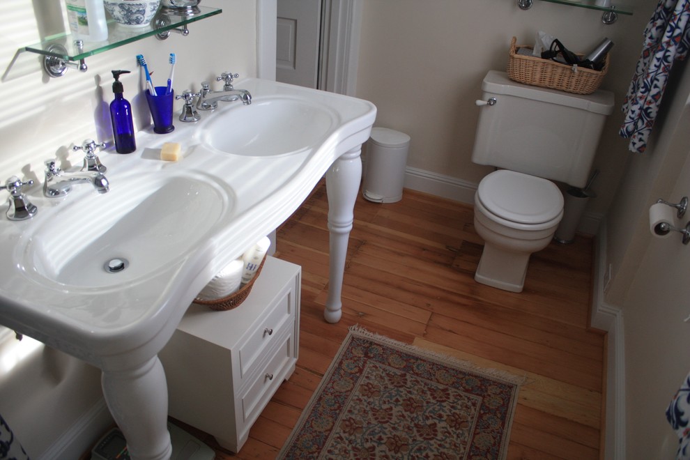 Ejemplo de cuarto de baño tradicional con lavabo con pedestal