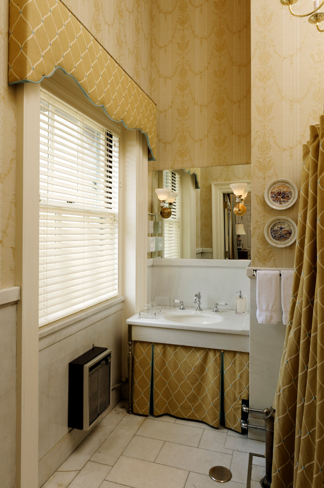 Immagine di una stanza da bagno chic con piastrelle bianche, piastrelle in pietra, pareti gialle, pavimento in marmo, doccia ad angolo e doccia con tenda