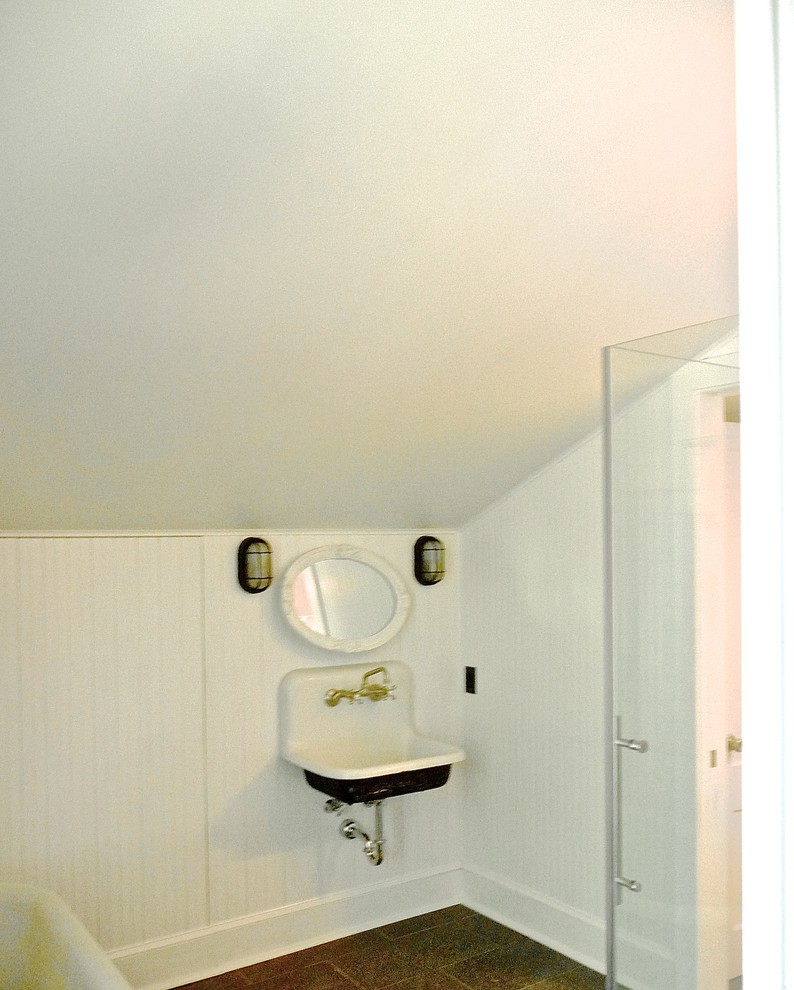 На фото: главная ванная комната среднего размера в стиле кантри с подвесной раковиной, фасадами с декоративным кантом, ванной на ножках, угловым душем, раздельным унитазом, серой плиткой, цементной плиткой, белыми стенами и полом из керамической плитки