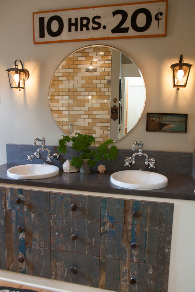 Источник вдохновения для домашнего уюта: ванная комната в стиле фьюжн с накладной раковиной и искусственно-состаренными фасадами