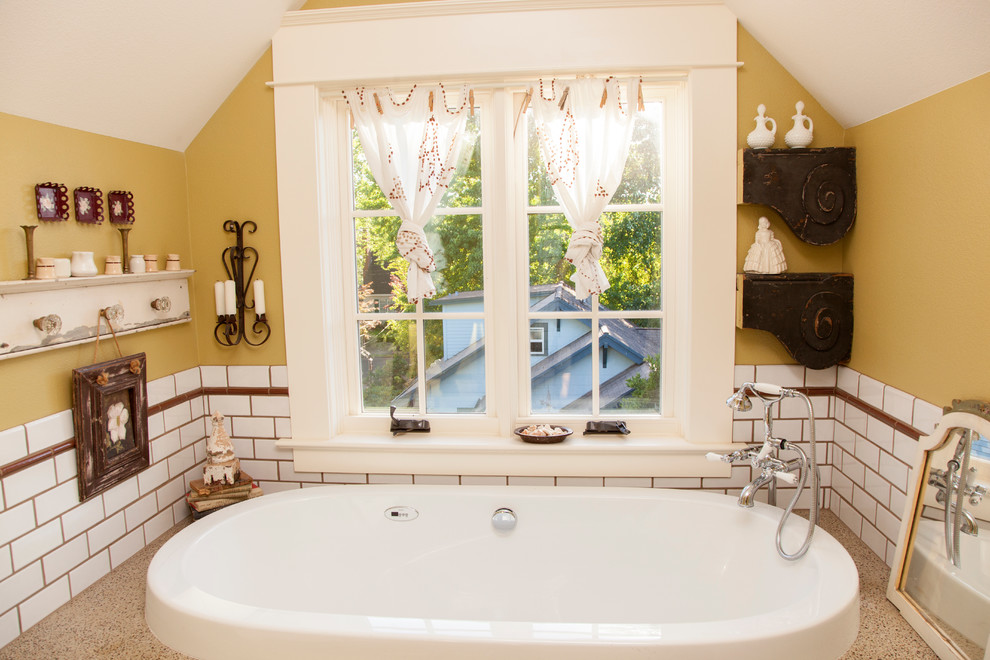 Источник вдохновения для домашнего уюта: ванная комната в стиле фьюжн с накладной ванной, белой плиткой, плиткой кабанчик и окном