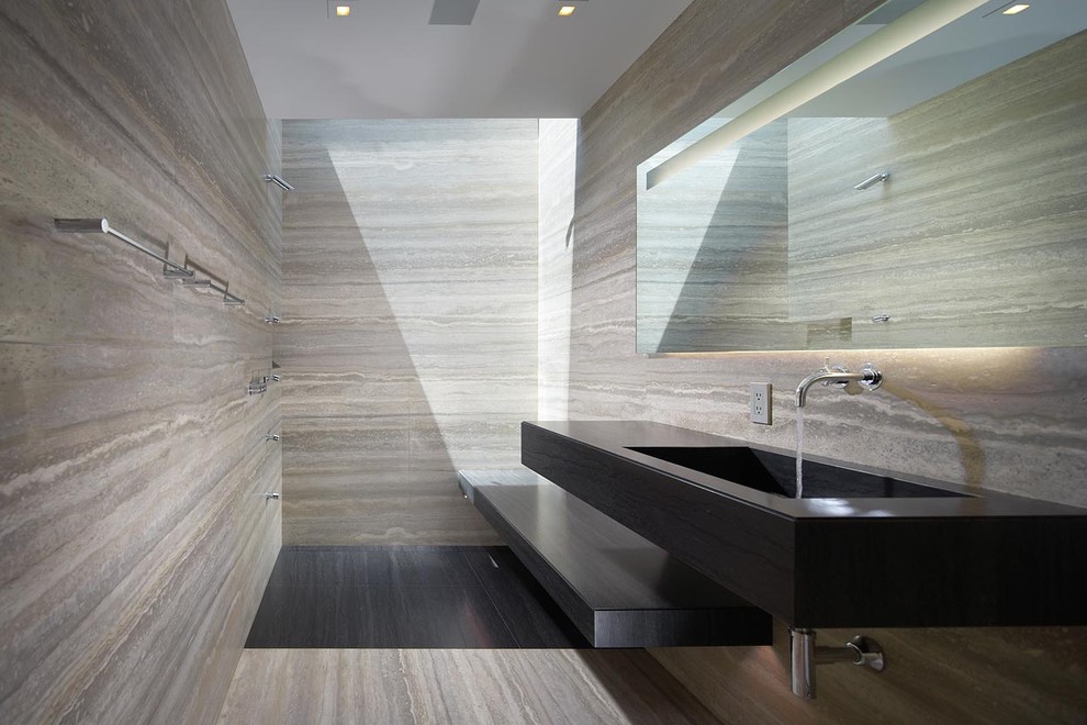 Immagine di una stanza da bagno minimal con doccia a filo pavimento e piastrelle in travertino