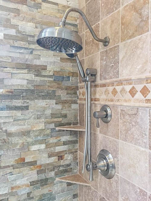 Idéer för ett mellanstort minimalistiskt en-suite badrum, med ett fristående badkar, en dusch i en alkov, flerfärgad kakel, mosaik, bruna väggar, mosaikgolv, ett nedsänkt handfat, brunt golv och dusch med gångjärnsdörr