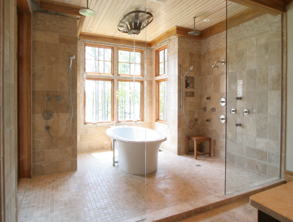 На фото: ванная комната в стиле неоклассика (современная классика) с открытым душем, открытым душем и плиткой из травертина с