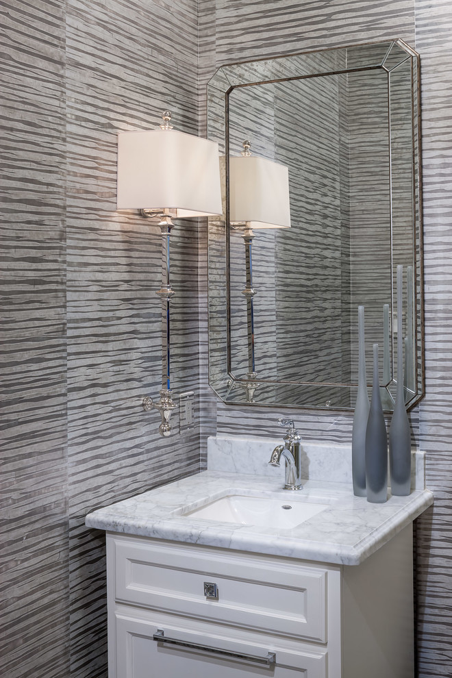 Inspiration för klassiska badrum med dusch, med vita skåp, ett undermonterad handfat och marmorbänkskiva