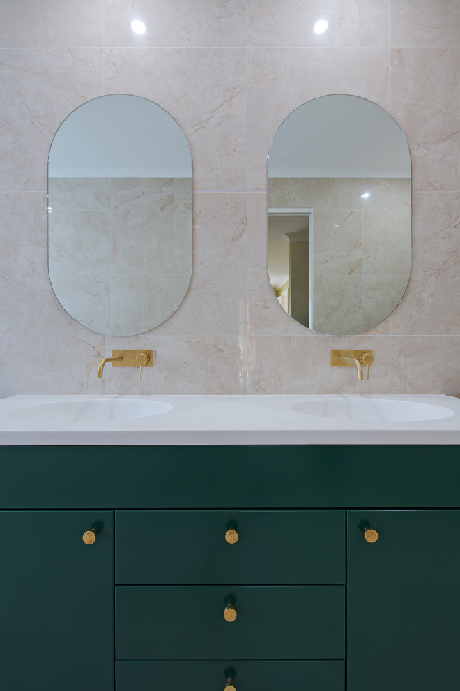 Свежая идея для дизайна: большая главная ванная комната в стиле модернизм с фасадами в стиле шейкер, зелеными фасадами, открытым душем, унитазом-моноблоком, бежевой плиткой, зеркальной плиткой, бежевыми стенами, полом из ламината, настольной раковиной, столешницей из ламината, бежевым полом, открытым душем, белой столешницей, тумбой под две раковины, встроенной тумбой, кессонным потолком и кирпичными стенами - отличное фото интерьера