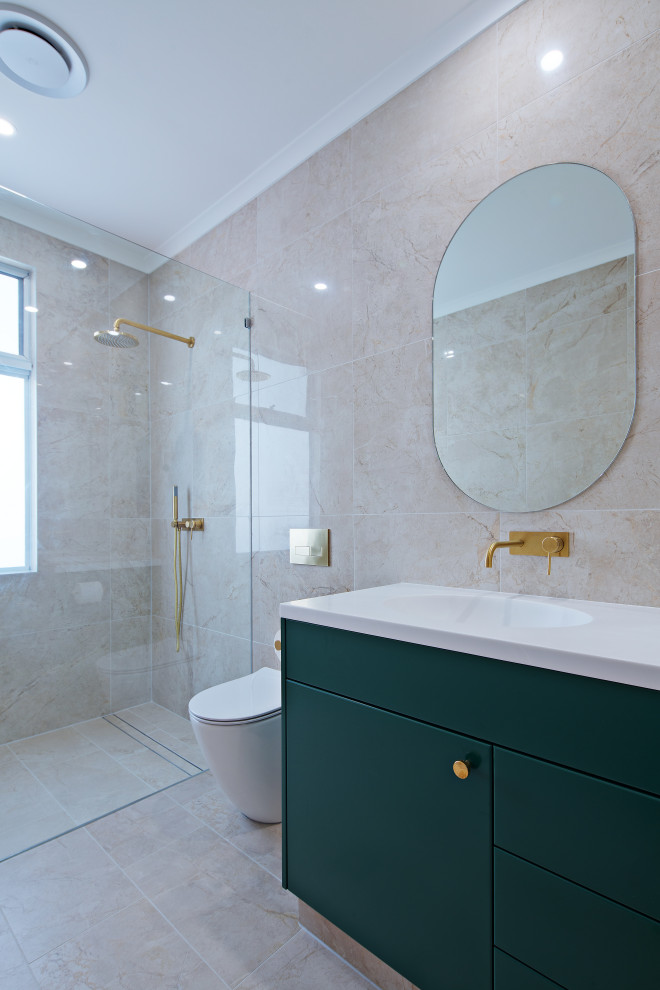 Inredning av ett modernt stort vit vitt en-suite badrum, med skåp i shakerstil, gröna skåp, en öppen dusch, en toalettstol med hel cisternkåpa, beige kakel, spegel istället för kakel, beige väggar, laminatgolv, ett fristående handfat, laminatbänkskiva, beiget golv och med dusch som är öppen