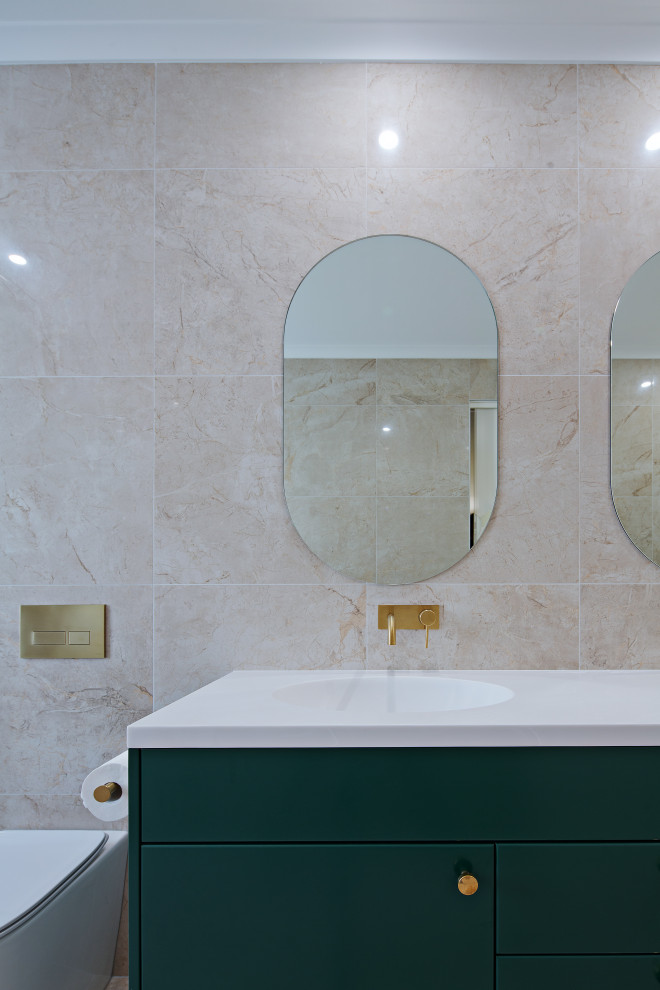 На фото: большая главная ванная комната в стиле модернизм с фасадами в стиле шейкер, зелеными фасадами, открытым душем, унитазом-моноблоком, бежевой плиткой, зеркальной плиткой, бежевыми стенами, полом из ламината, настольной раковиной, столешницей из ламината, бежевым полом, открытым душем, белой столешницей, тумбой под две раковины, встроенной тумбой, кессонным потолком и кирпичными стенами