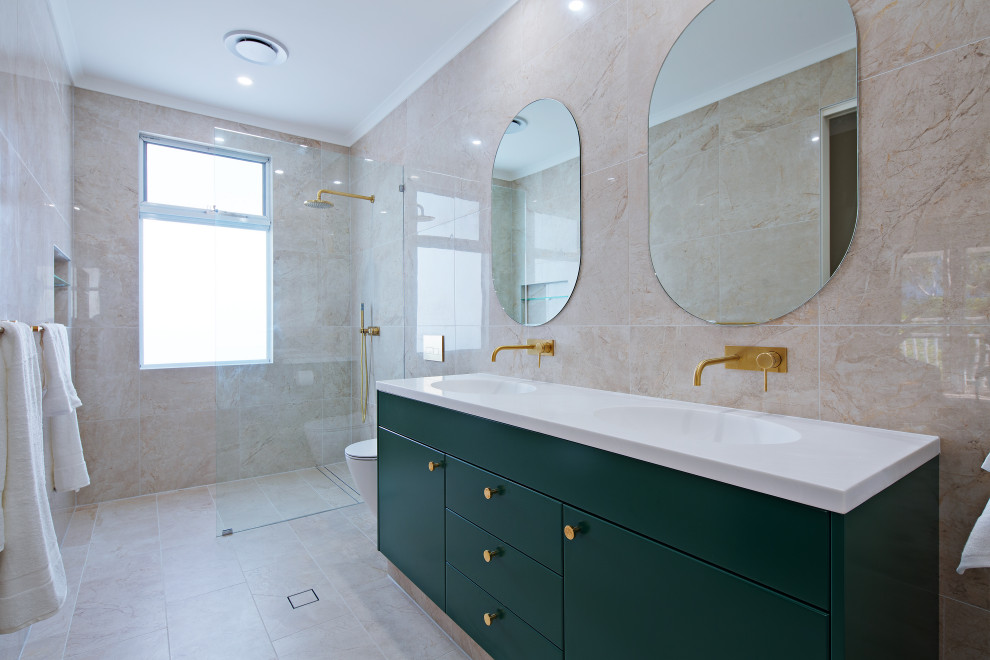 Idéer för att renovera ett stort funkis vit vitt en-suite badrum, med skåp i shakerstil, gröna skåp, en öppen dusch, en toalettstol med hel cisternkåpa, beige kakel, spegel istället för kakel, beige väggar, laminatgolv, ett fristående handfat, laminatbänkskiva, beiget golv och med dusch som är öppen
