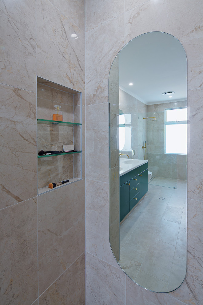 На фото: большая главная ванная комната в стиле модернизм с фасадами в стиле шейкер, зелеными фасадами, открытым душем, унитазом-моноблоком, бежевой плиткой, зеркальной плиткой, бежевыми стенами, полом из ламината, настольной раковиной, столешницей из ламината, бежевым полом, открытым душем, белой столешницей, тумбой под две раковины, встроенной тумбой, кессонным потолком и кирпичными стенами с