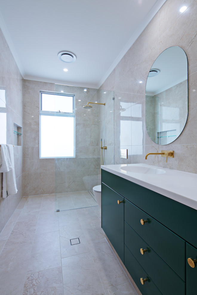 Свежая идея для дизайна: большая главная ванная комната в стиле модернизм с фасадами в стиле шейкер, зелеными фасадами, открытым душем, унитазом-моноблоком, бежевой плиткой, зеркальной плиткой, бежевыми стенами, полом из ламината, настольной раковиной, столешницей из ламината, бежевым полом, открытым душем, белой столешницей, тумбой под две раковины, встроенной тумбой, кессонным потолком и кирпичными стенами - отличное фото интерьера