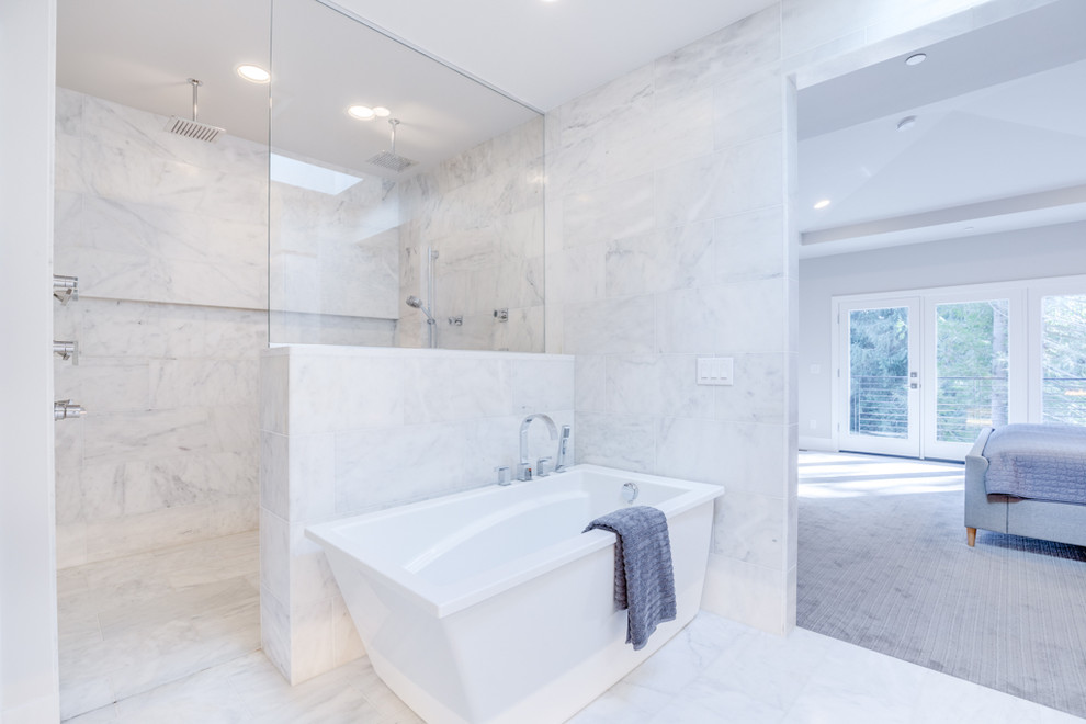 Источник вдохновения для домашнего уюта: большая главная ванная комната в стиле модернизм с плоскими фасадами, белыми фасадами, отдельно стоящей ванной, двойным душем, разноцветной плиткой, плиткой кабанчик, бежевыми стенами, мраморным полом, врезной раковиной, столешницей из искусственного камня, серым полом, открытым душем и белой столешницей
