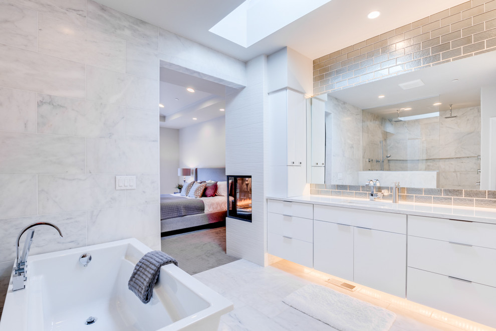 Idéer för ett stort modernt vit en-suite badrum, med släta luckor, vita skåp, ett fristående badkar, en dubbeldusch, flerfärgad kakel, tunnelbanekakel, beige väggar, marmorgolv, ett undermonterad handfat, bänkskiva i akrylsten, grått golv och med dusch som är öppen