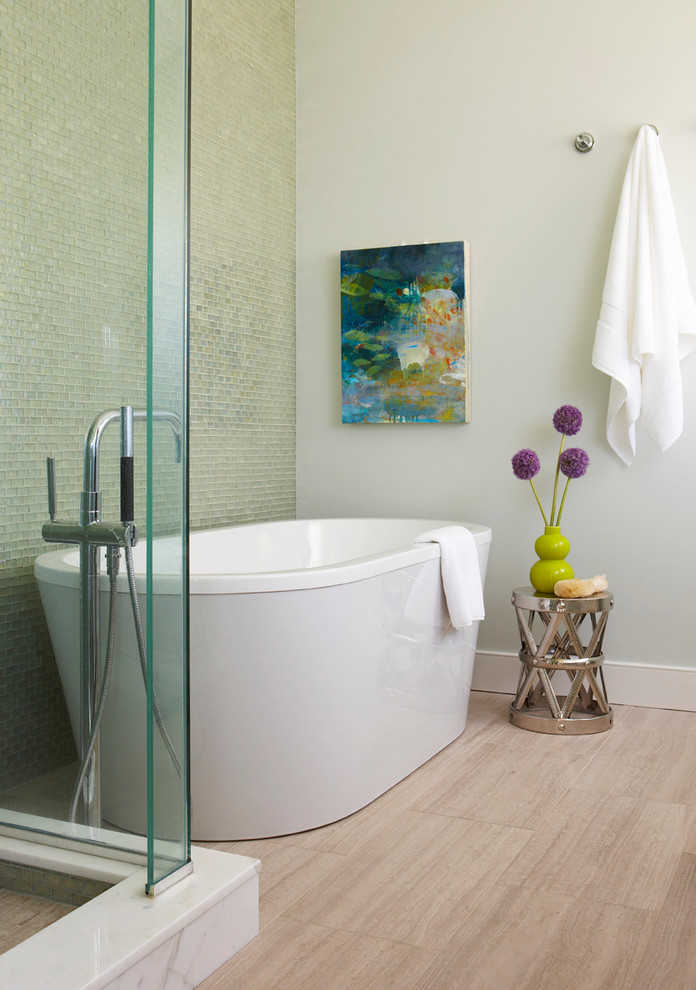 Modelo de cuarto de baño marinero con bañera exenta, ducha esquinera y suelo de madera clara