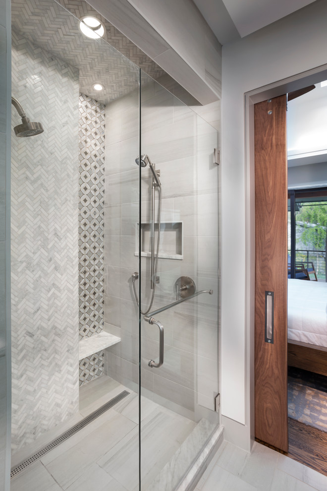 Ejemplo de cuarto de baño principal contemporáneo con ducha doble, baldosas y/o azulejos grises, baldosas y/o azulejos de porcelana, paredes blancas y suelo de baldosas de porcelana